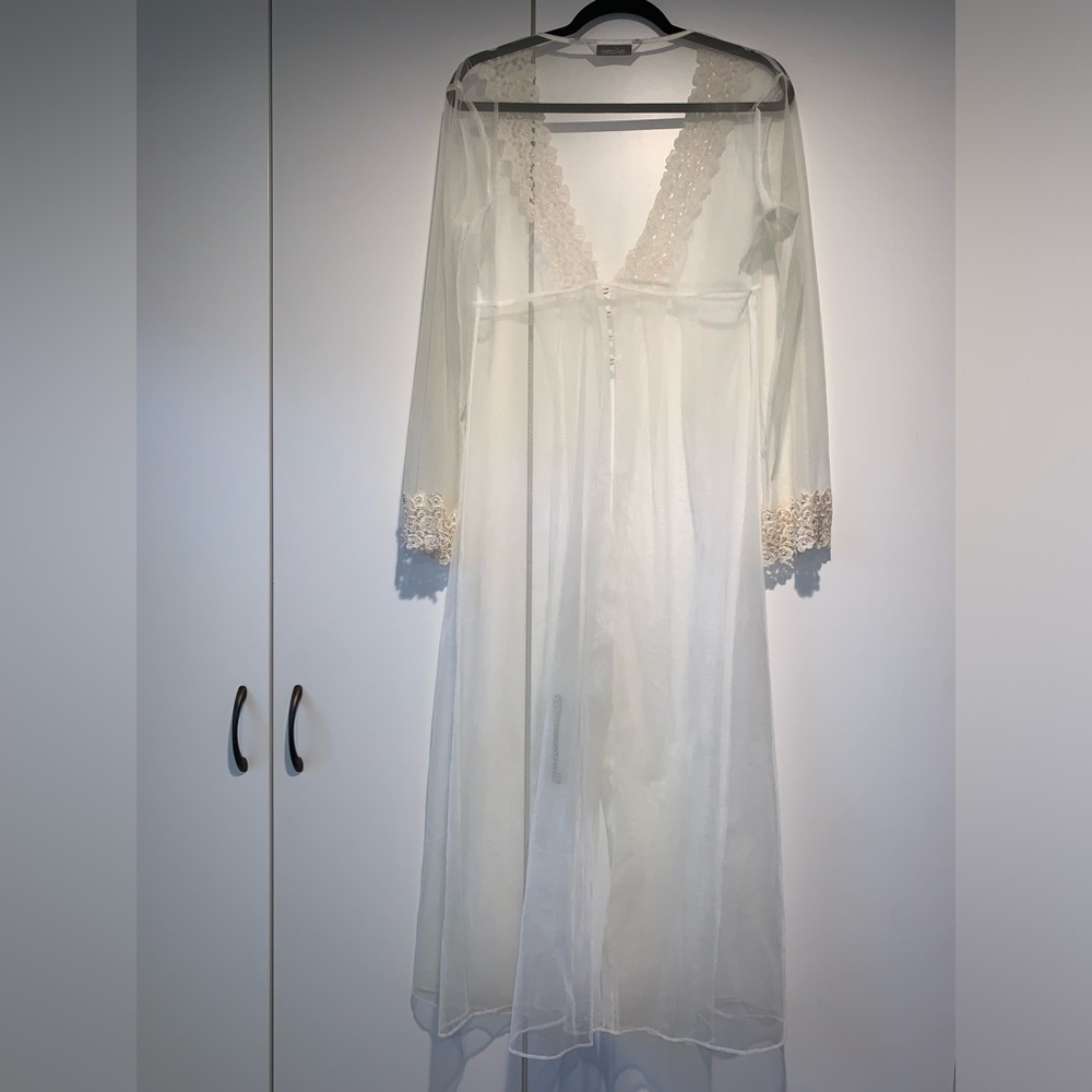 Delicates Sheer Cream Robe - Picture 3 of 5